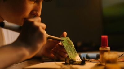 Orang sedang menyolder